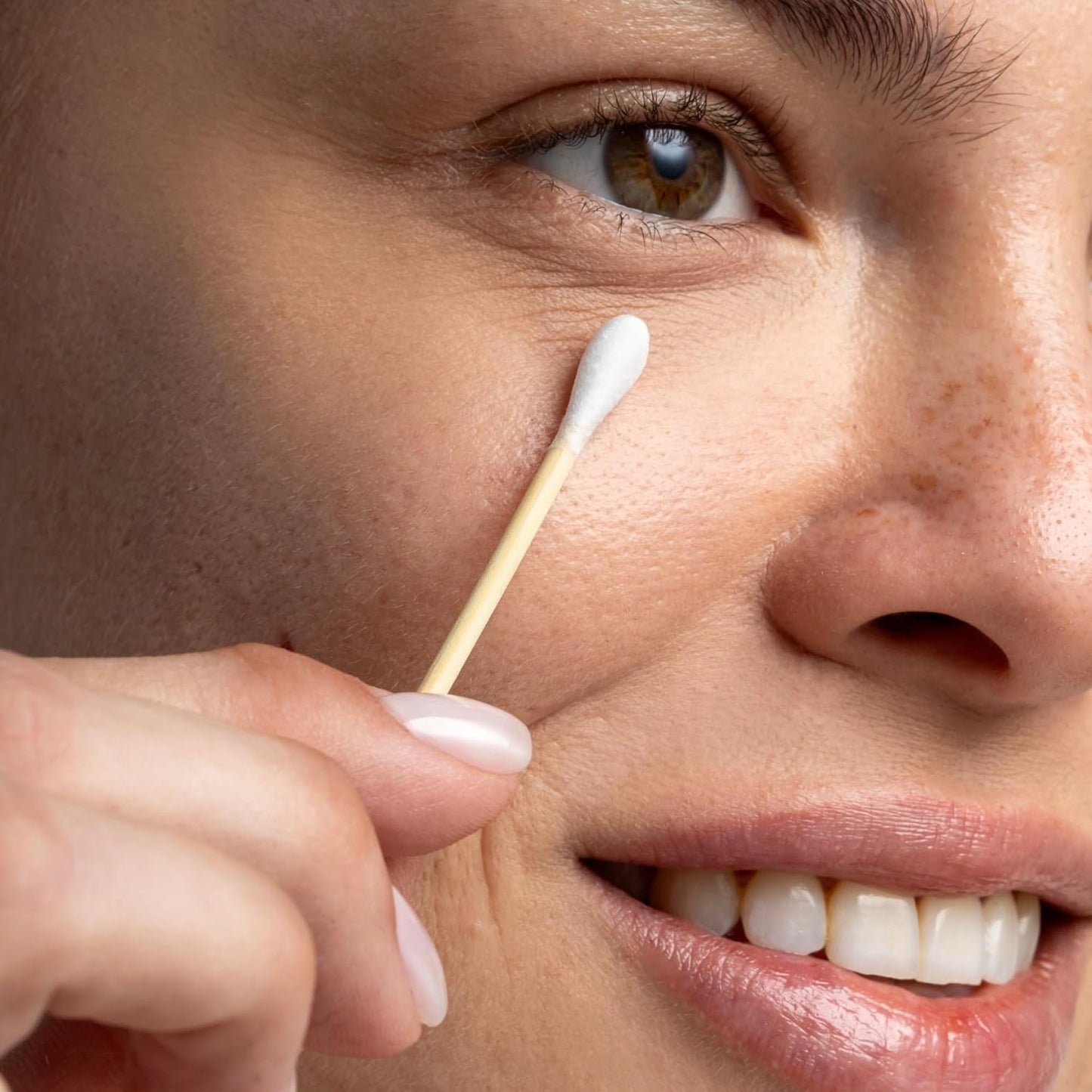 Cliganic Organic Bamboo Cotton Swabs, 200 Count - 100% Pure Natural Cotton, Chlorine-Free Hypoallergenic, Soft, Gentle & Absorbent Buds